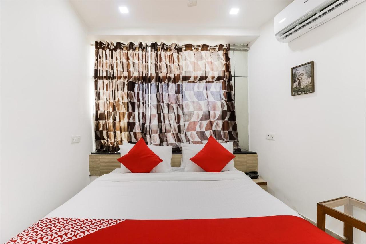 Oyo Hotel D Veeray Ahmedabad Exterior photo