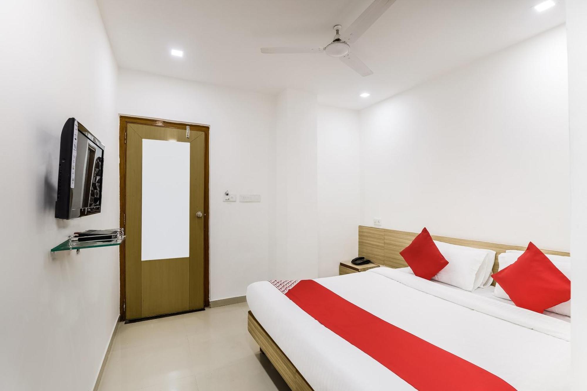 Oyo Hotel D Veeray Ahmedabad Exterior photo