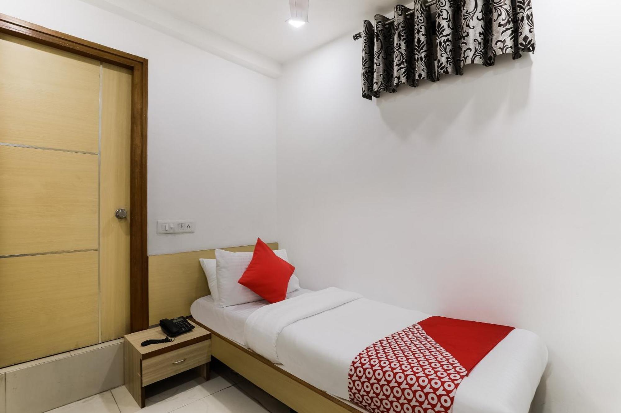 Oyo Hotel D Veeray Ahmedabad Exterior photo