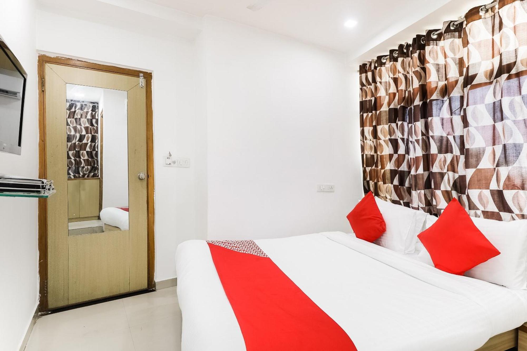 Oyo Hotel D Veeray Ahmedabad Exterior photo